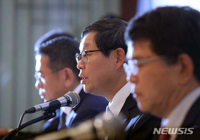 【서울=뉴시스】 이윤청 기자 = 김용근 한국경영자총협회 상근부회장이 6일 오전 서울 중구 프레스센터 매화홀에서 열린 주요경제관련법의 조속입법화 촉구 기자회견에서 경제계의 입장을 밝히고 있다. 2019.11.06. radiohead@newsis.com