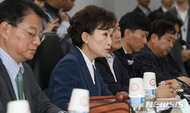 【세종=뉴시스】강종민 기자 = 김현미 국토교통부 장관이 6일 오전 정부세종청사에서 민간택지 분양가상한제 적용지역을 결정하는 주거정책심의위원회를 주재하고 있다. 2019.11.06.&nbsp; ppkjm@newsis.com 