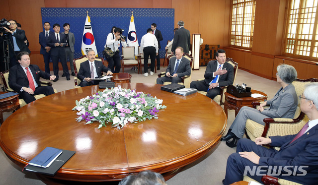 【서울=뉴시스】박미소 기자 = 강경화 외교부 장관과 키이스 크라크(오른쪽 세번째) 미국 국무부 경제차관이 6일 오전 서울 종로구 외교부 청사에서 대화를 나누고 있다. 2019.11.06. photo@newsis.com