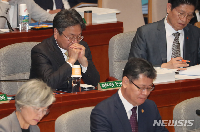 【서울=뉴시스】김명원 기자 = 예산결산특별위원회 전체회의가 6일 오전 서울 여의도 국회 제2회의장에서 열리고 있는 가운데 강기정 청와대 정무수석이 심각한 표정으로 자리하고 있다. 2019.11.06. kmx1105@newsis.com