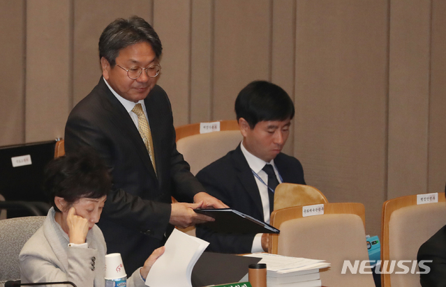 【서울=뉴시스】김명원 기자 = 예산결산특별위원회 전체회의가 6일 오전 서울 여의도 국회 제2회의장에서 열리고 있는 가운데 강기정 청와대 정무수석이 회의장으로 들어서고 있다. 2019.11.06. kmx1105@newsis.com