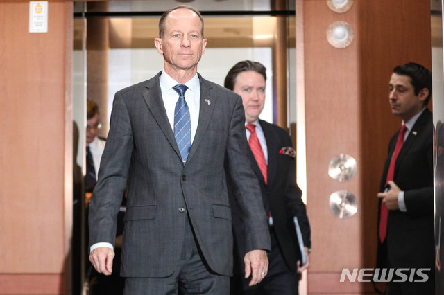 【서울=뉴시스】박미소 기자 = 데이비드 스틸웰 미국 국무부 동아시아·태평양 담당 차관보가 6일 오전 서울 종로구 외교부 청사에서 한국 외교·안보 당국자들을 만난 뒤 청사를 나서고 있다. 2019.11.06. photo@newsis.com 