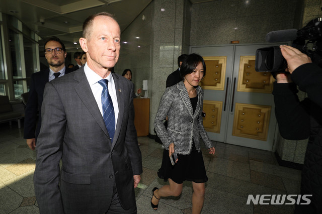【서울=뉴시스】박미소 기자 = 데이비드 스틸웰 미국 국무부 동아시아·태평양 담당 차관보가 6일 오전 서울 종로구 외교부 청사에서 한국 외교·안보 당국자들을 만난 뒤 청사를 나서고 있다. 2019.11.06. photo@newsis.com