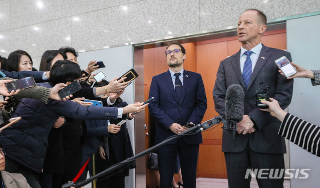 【서울=뉴시스】박미소 기자 = 데이비드 스틸웰(오른쪽) 미국 국무부 동아시아·태평양 담당 차관보가 6일 오전 서울 종로구 외교부 청사에서 취재진들의 질문에 답하고 있다. 2019.11.06. photo@newsis.com