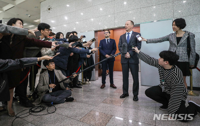 【서울=뉴시스】박미소 기자 = 데이비드 스틸웰 미국 국무부 동아시아·태평양 담당 차관보가 6일 오전 서울 종로구 외교부 청사에서 취재진들의 질문에 답하고 있다. 2019.11.06.photo@newsis.com