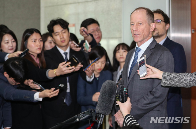 【서울=뉴시스】박미소 기자 = 데이비드 스틸웰 미국 국무부 동아시아·태평양 담당 차관보가 6일 오전 서울 종로구 외교부 청사에서 취재진들의 질문에 답하고 있다. 2019.11.06. photo@newsis.com
