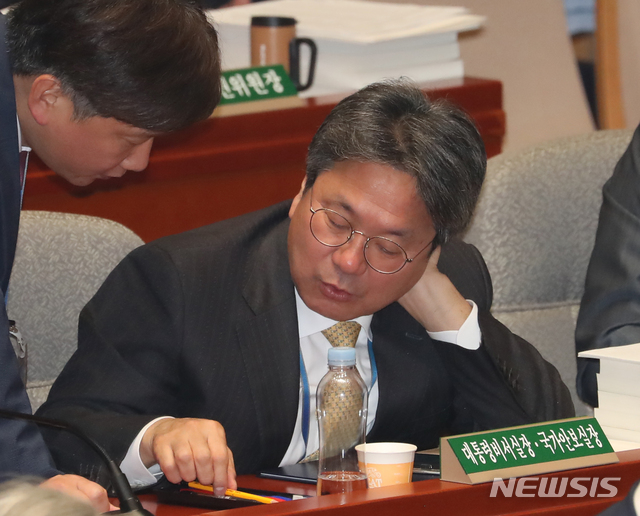 【서울=뉴시스】김명원 기자 = 강기정 청와대 정무수석이 6일 오전 서울 여의도 국회 제2회의장에서 열린 예산결산특별위원회 전체회의에 참석해 관계자와 이야기 나누고 있다. 2019.11.06.  kmx1105@newsis.com