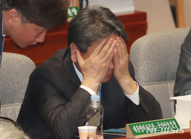 【서울=뉴시스】김명원 기자 = 강기정 청와대 정무수석이 6일 오전 서울 여의도 국회 제2회의장에서 열린 예산결산특별위원회 전체회의에 참석해 관계자 이야기를 들으며 자리하고 있다. 2019.11.06. kmx1105@newsis.com