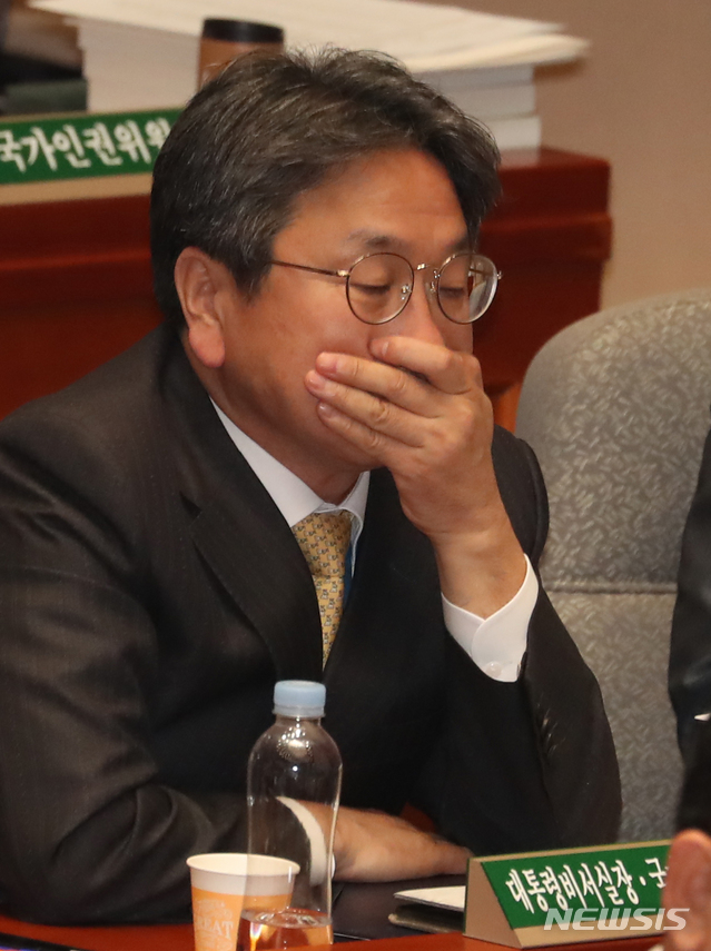 【서울=뉴시스】김명원 기자 = 강기정 청와대 정무수석이 6일 오전 서울 여의도 국회 제2회의장에서 열린 예산결산특별위원회 전체회의에 참석해 자리하고 있다. 2019.11.06. kmx1105@newsis.com