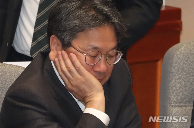 【서울=뉴시스】김명원 기자 = 강기정 청와대 정무수석이 6일 오전 서울 여의도 국회 제2회의장에서 열린 예산결산특별위원회 전체회의에 참석해 자리하고 있다. 2019.11.06.&nbsp; kmx1105@newsis.com