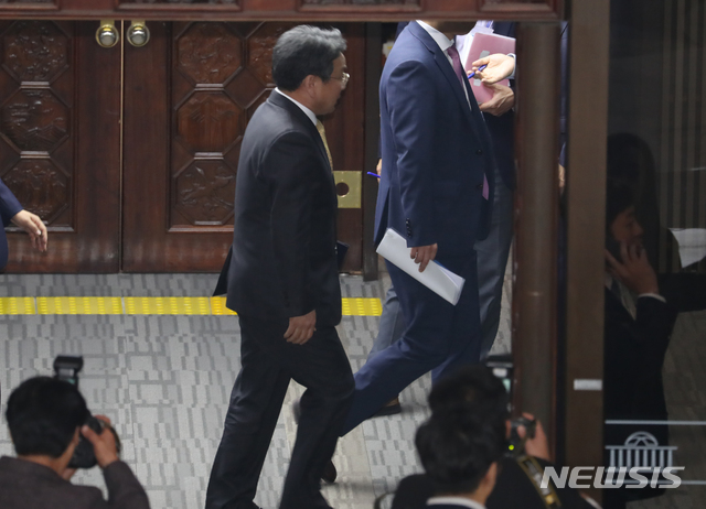 【서울=뉴시스】김명원 기자 = 강기정 청와대 정무수석이 6일 오전 서울 여의도 국회 제2회의장에서 열릴 예정이던 예산결산특별위원회 전체회의가 오전 파행되어 회의장 밖으로 나서 이동하고 있다. 2019.11.06. kmx1105@newsis.com