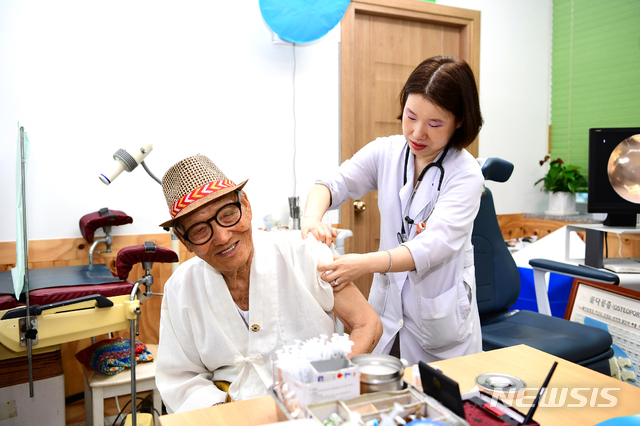 【장성=뉴시스】이창우 기자 = 전남 장성군이 65세 이상 지역 어르신들을 대상으로 대상포진 예방접종비를 지원하면서 큰 호응을 얻고 있다. (사진=장성군 제공) 2019.11.06. photo@newsis.com
