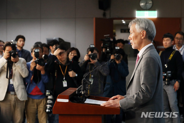 【서울=뉴시스】이종철 기자  = 유민봉 자유한국당 의원이 6일 오후 서울 여의도 국회 정론관에서 기자회견을 갖고 총선 불출마를 선언하고 있다. 2019.11.06.jc4321@newsis.com