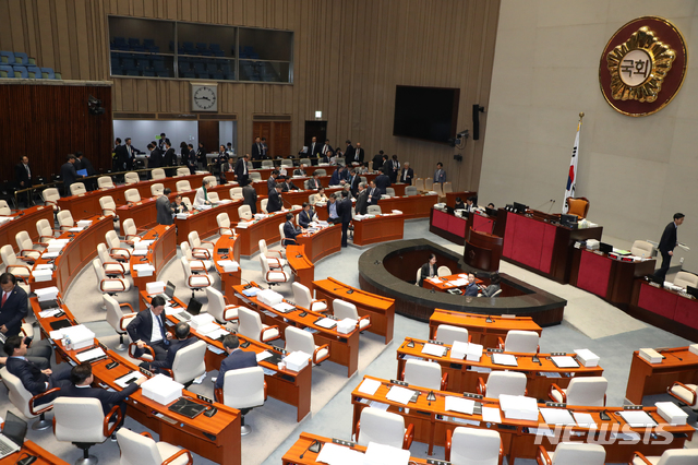 【서울=뉴시스】김명원 기자 = 김상조 청와대 정책실장 등 국무위원들과 의원들이 6일 오후 서울 여의도 국회 제2회의장에서 열리는 예산결산특별위원회 전체회의에 참석했으나, 파행돼 열리지 않자 자리를 뜨고 있다. 2019.11.06.&nbsp; kmx1105@newsis.com 