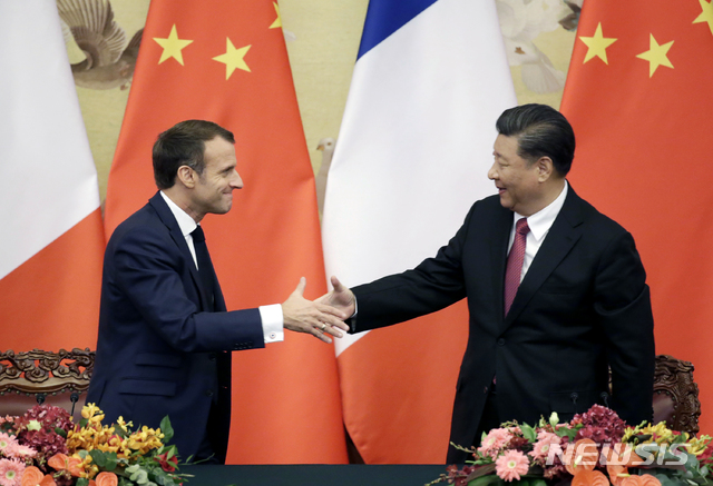 【베이징=AP/뉴시스】시진핑 중국 국가주석과 에마뉘엘 마크롱 프랑스 대통령이 6일 베이징 인민대회장에서 열린 공동기자회견에 앞서 악수하고 있다. 두 정상은 이날 회담을 갖고 다자주의와 자유무역을 지지하고 기후변화에 공동대응하는데 의견을 모았다. 