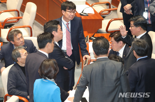 【서울=뉴시스】김명원 기자 = 예결위 전해철 더불어민주당 간사가 6일 오후 서울 여의도 국회 제2회의장에서 열리는 예산결산특별위원회 전체회의가 파행된 가운데 동료 의원 및 김상조 청와대 정책실장 등에게 파행관련 이야기를 하고 있다. 이날 예결위는 강기정 청와대 정무수석 참석을 이유로 파행을 격다가 오전부터 2차례 연기하다 열리지 못했다. 2019.11.06.&nbsp; kmx1105@newsis.com