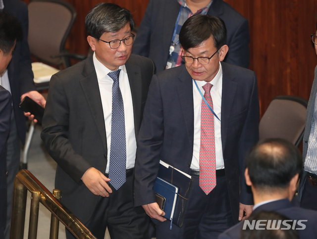 【서울=뉴시스】김명원 기자 = 예결위 전해철 더불어민주당 간사가 6일 오후 서울 여의도 국회 제2회의장에서 열리는 예산결산특별위원회 전체회의가 파행된 가운데 회의장을 나서며 김상조 청와대 정책실장과 이야기하고 있다. 이날 예결위는 강기정 청와대 정무수석 참석을 이유로 파행을 격다가 오전부터 2차례 연기하다 열리지 못했다. 2019.11.06.&nbsp; kmx1105@newsis.com