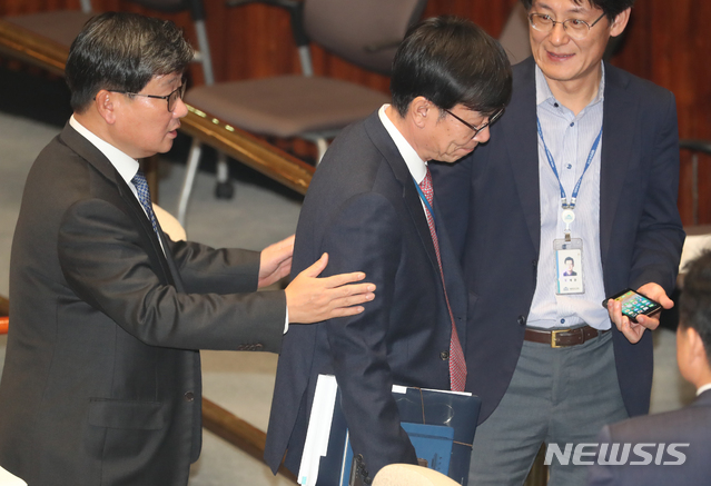 【서울=뉴시스】김명원 기자 = 예결위 전해철 더불어민주당 간사가 6일 오후 서울 여의도 국회 제2회의장에서 열리는 예산결산특별위원회 전체회의가 파행된 가운데 회의장을 나서며 김상조 청와대 정책실장과 이야기하고 있다. 이날 예결위는 강기정 청와대 정무수석 참석을 이유로 파행을 격다가 오전부터 2차례 연기하다 열리지 못했다. 2019.11.06.&nbsp; kmx1105@newsis.com