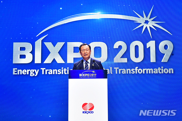 【광주=뉴시스】이창우 기자 =에너지산업의 미래를 선도하는 '2019 빛가람국제전력기술엑스포(BIXPO 2019)'가 6일 광주시 서구 김대중컨벤션센터에서 막을 올렸다. 사진은 개막식 인사말을 하고 있는 김종갑 한국전력 사장. (사진=한전 제공) 2019.11.06. photo@newsis.com 
