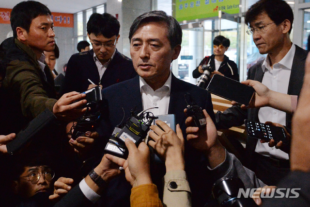 【대구=뉴시스】 이무열 기자 = KBS 양승동 사장이 6일 오후 독도 해역 소방헬기 추락사고의 실종자 가족을 만나기 위해 대구 달성군 다사읍 강서소방서를 방문했다가 제대로 된 사과를 하지 못한 채 나와 기자들과 인터뷰하고 있다. 2019.11.06. lmy@newsis.com