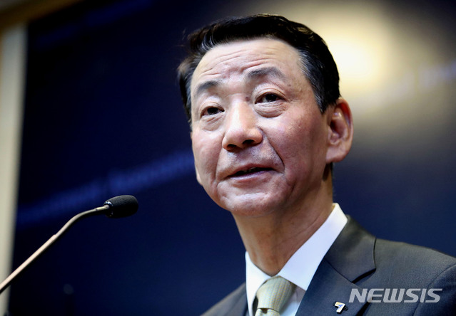 【서울=뉴시스】박미소 기자 =직원 폭언 등 갑질 논란을 일으켰던 권용원 금융투자협회장이 6일 오전 자택에서 숨진채 발견됐다. 사진은 고 권용원 한국금융투자협회장이 지난달 30일 오후 서울 영등포구 여의도 한국금융투자협회에서 폭언 논란과 관련한 입장 발표를 하고 있는 모습.2019.11.06. misocamera@newsis.com