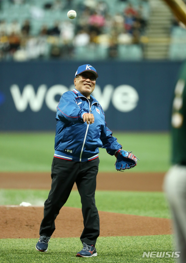 【서울=뉴시스】이영환 기자 = 6일 오후 서울 구로구 고척스카이돔에서 열린 2019 세계야구소프트볼연맹(WBSC) 프리미어 12 C조 예선전 대한민국 대 호주의 경기, 백인천 전 감독이 시구를 하고 있다. 2019.11.06. 20hwan@newsis.com