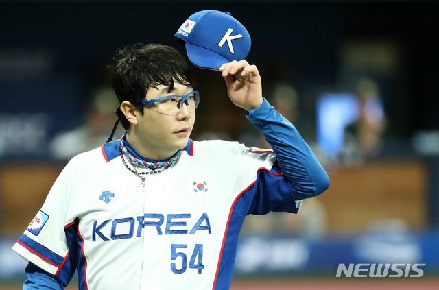 【서울=뉴시스】이영환 기자 = 6일 오후 서울 구로구 고척스카이돔에서 열린 2019 세계야구소프트볼연맹(WBSC) 프리미어 12 C조 예선전 대한민국 대 호주의 경기, 5회초 수비를 마친 대한민국 선발 양현종이 덕아웃으로 들어가고 있다. 2019.11.06. 20hwan@newsis.com