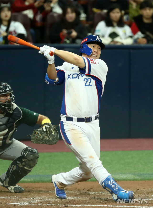 【서울=뉴시스】이영환 기자 = 6일 오후 서울 구로구 고척스카이돔에서 열린 2019 세계야구소프트볼연맹(WBSC) 프리미어 12 C조 예선전 대한민국 대 호주의 경기, 6회말 1사 1루에서 대한민국 김현수가 안타를 치고 있다. 2019.11.06.&nbsp; 20hwan@newsis.com