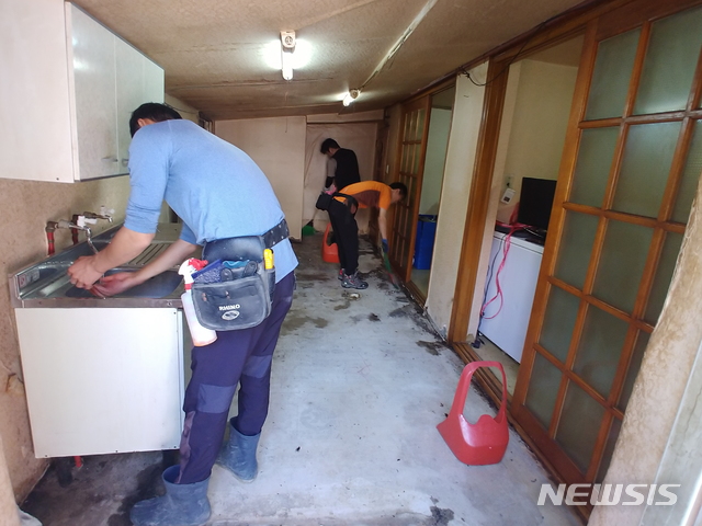 【서울=뉴시스】 서울 영등포구가 지난달 사회적고립가구에 청소 및 정리지원사업을 하는 모습이다. (사진=서울 영등포구 제공) 2019.11.07. photo@newsis.com