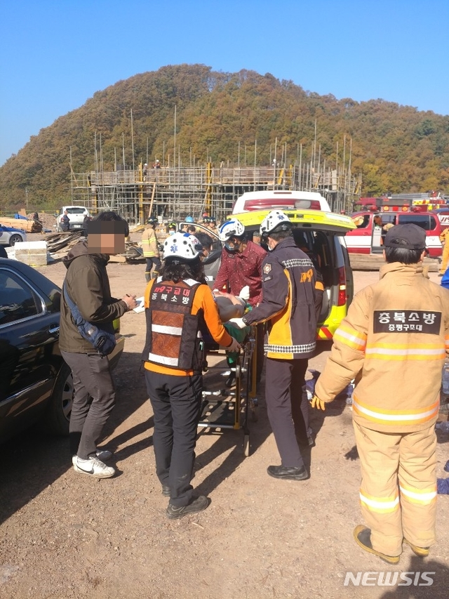 【진천=뉴시스】 김재광 기자 = 7일 오전 10시 40분께 충북 진천군 초평면 은암리 윤씨 종중 야산에서 80대 A씨가 시제를 지내던 B씨 등 10여 명에게 휘발유를 뿌리고 불을 붙였다. 화상을 입은 B씨 등이 119구급대에 의해 병원으로 이송되고 있다.(사진=진천소방서 제공)2019.11.07 photo@newsis.com 