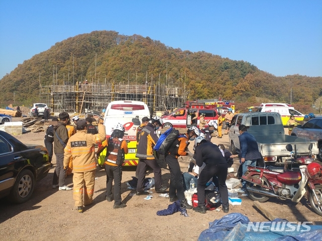 【진천=뉴시스】 김재광 기자 = 7일 오전 10시 40분께 충북 진천군 초평면 은암리 윤씨 종중 야산에서 80대 A씨가 시제를 지내던 B씨 등 10여 명에게 휘발유를 뿌리고 불을 붙였다. 화상을 입은 종중 구성원들이 119구급대원들에게 치료를 받고 있다.(사진=진천소방서 제공)2019.11.07 photo@newsis.com 