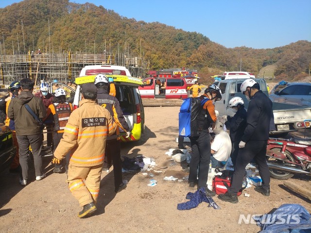 【진천=뉴시스】 김재광 기자 = 7일 오전 10시 40분께 충북 진천군 초평면 은암리 윤씨 종중 야산에서 80대 A씨가 시제를 지내던 B씨 등 10여 명에게 휘발유를 뿌리고 불을 붙였다. 화상을 입은 종중 구성원을 119구급대원들이 치료하고 있다.(사진=진천소방서 제공)2019.11.07&nbsp; photo@newsis.com 