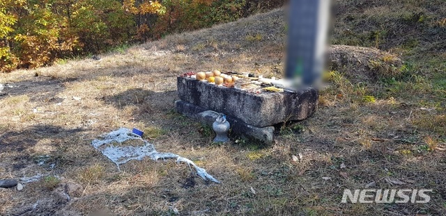 【진천=뉴시스】조성현 기자=7일 오전 10시39분께 충북 진천군 초평면 은암리 한 선산에서 A(80)씨가 인화물질을 뿌리고 방화를 시도했다. 이 불로 1명이 숨지고 11명이 다쳤다. (사진=충북소방본부 제공) 2019.11.07. photo@newsis.com 