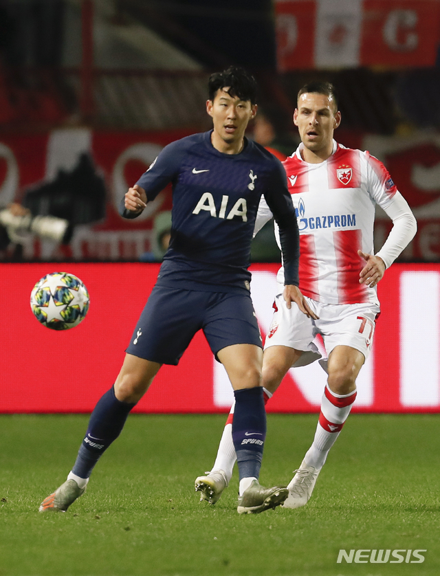【베오그라드=AP/뉴시스】손흥민(왼쪽)이 6일(현지시간) 세르비아 베오그라드의 라지코미틱 스타디움에서 열린 2019-20 유럽축구연맹(UEFA) 챔피언스리그 조별리그 B조 4차전 즈베즈다와의 경기하고 있다. 손흥민은 후반 12분과 16분 골을 터뜨려 토트넘의 4-0 승리에 기여했으며 차범근 전 감독의 기록(121골)을 넘어 한국인 유럽무대 최다골 신기록(122·123골)도 함께 세웠다. 2019.11.07.