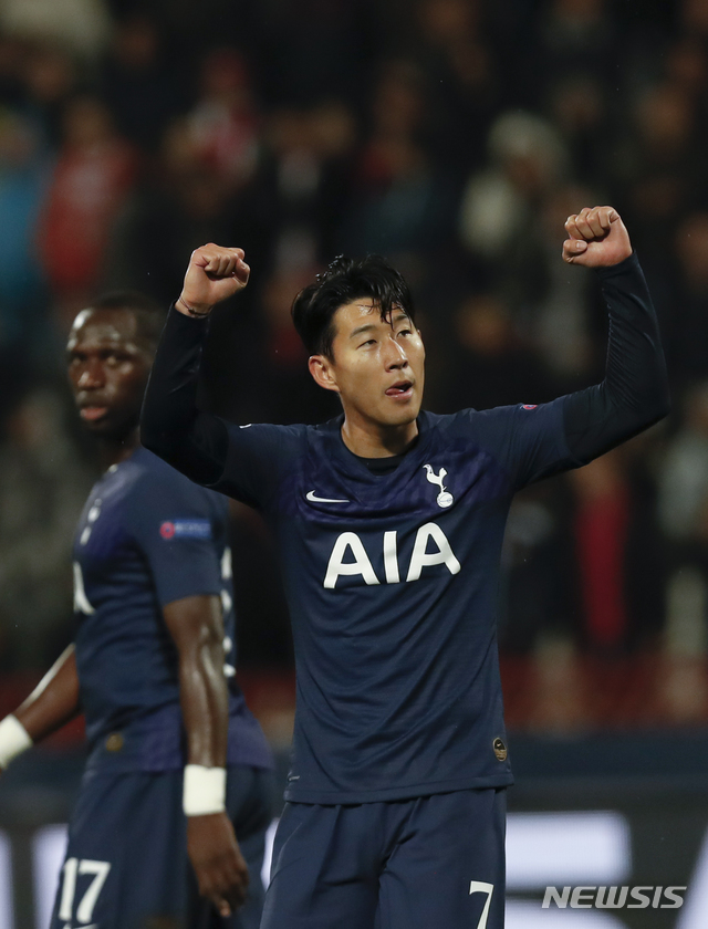 【베오그라드=AP/뉴시스】손흥민이 6일(현지시간) 세르비아 베오그라드의 라지코미틱 스타디움에서 열린 2019-20 유럽축구연맹(UEFA) 챔피언스리그 조별리그 B조 4차전 즈베즈다와의 경기 후반 팀의 세 번째 골을 넣고 세리머니를 하고 있다. 손흥민은 후반 12분과 16분 골을 터뜨려 토트넘의 4-0 승리에 기여했으며 차범근 전 감독의 기록(121골)을 넘어 한국인 유럽 무대 최다 골 신기록(122·123골)도 함께 세웠다. 2019.11.07.