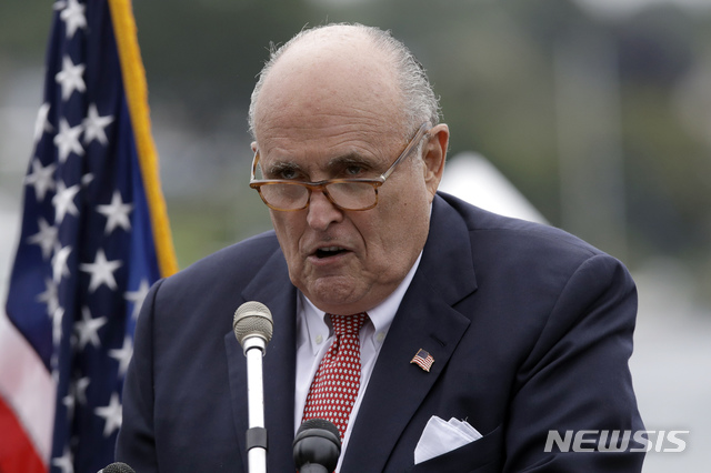 【포츠머스=AP/뉴시스】도널드 트럼프 미국 대통령의 개인변호사인 루디(루돌프) 줄리아니가 지난 2018년 8월1일 뉴햄프셔 포츠머스에서 연설하는 모습. 2019.11.12.