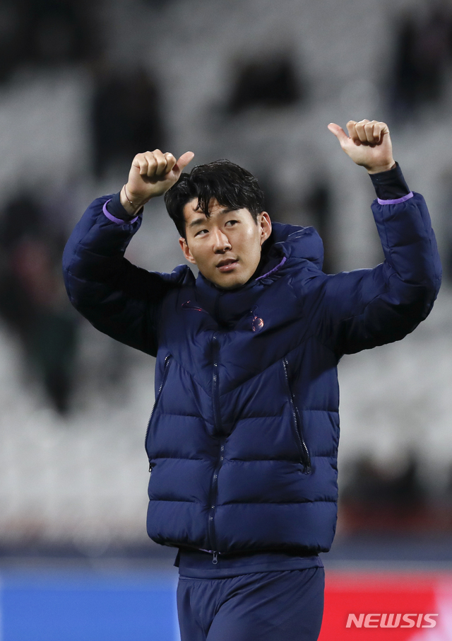 【베오그라드=AP/뉴시스】손흥민이 6일(현지시간) 세르비아 베오그라드의 라지코미틱 스타디움에서 열린 2019-20 유럽축구연맹(UEFA) 챔피언스리그 조별리그 B조 4차전 즈베즈다와의 경기를 마치고 팬들에게 인사하고 있다. 손흥민은 후반 12분과 16분 골을 터뜨려 토트넘의 4-0 승리에 기여했으며 차범근 전 감독의 기록(121골)을 넘어 한국인 유럽무대 최다골 신기록(122·123골)도 함께 세웠다. 2019.11.07.