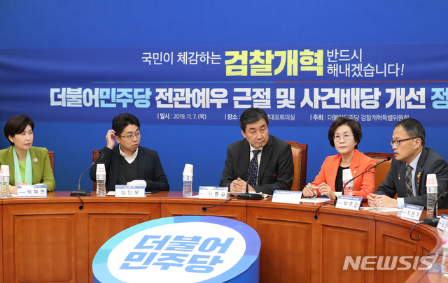 【서울=뉴시스】김명원 기자 = 박주민(오른쪽) 더불어민주당 의원이 7일 오전 서울 여의도 국회 더불어민주당 회의실에서 열린 검찰개혁특별위원회 제4차 회의-전관예우 근절 및 사건배당 개선 정책간담회에 참석해 이야기를 하고 있다. 이날 간담회에는 심인보(왼쪽 두번쨰) 뉴스타파 기자도 참석했다. 2019.11.07. kmx1105@newsis.com