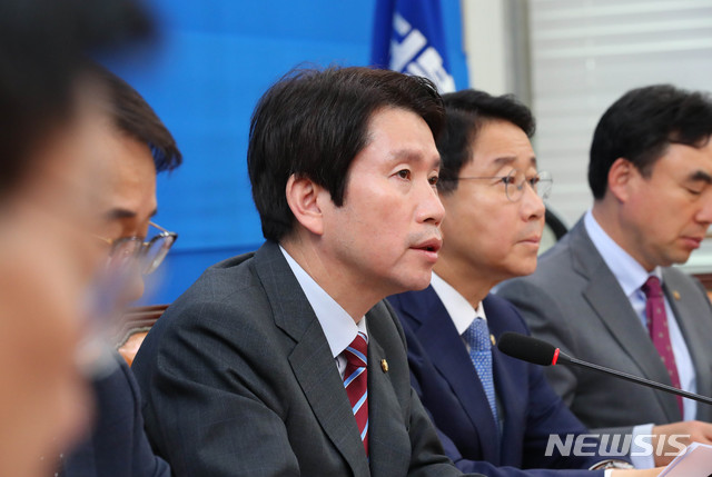 【서울=뉴시스】 장세영 기자 = 이인영 (오른쪽 세번째)더불어민주당 원내대표가 7일 오전 서울 여의도 국회에서 열린 정책조정회의에 참석해 모두발언을 하고 있다. 2019.11.07. photothink@newsis.com