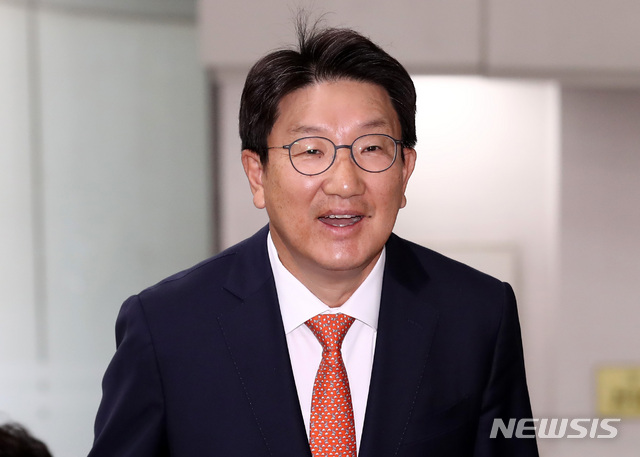 【서울=뉴시스】이영환 기자 = 강원랜드 청탁의혹을 받고 있는 권성동 자유한국당 의원이 7일 오전 서울 서초구 서울고등법원에서 열린 항소심 1차 공판에 출석하고 있다. 2019.11.07. 20hwan@newsis.com