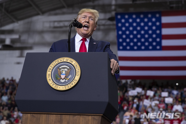 【먼로=AP/뉴시스】도널드 트럼프 미국 대통령이 6일(현지시간) 루이지애나주 먼로 시빅센터에서 루이지애나 주지사 선거 지원 유세를 펼치고 있다. 오는 16일 치러지는 루이지애나 주지사 선거에서 사업가 출신 에디 리스폰이 공화당 후보로 출마했다. 2019.11.07