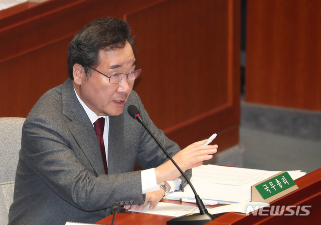 【서울=뉴시스】고승민 기자 = 이낙연 국무총리가 7일 서울 여의도 국회에서 열린 예산결산특별위원회 전체회의에서 의원 질의에 답하고 있다. 2019.11.07. kkssmm99@newsis.com