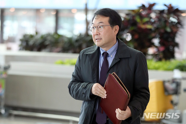 【인천공항=뉴시스】박미소 기자 = 이도훈 외교부 한반도평화교섭본부장이 '2019 모스크바 비확산회의'에 참석하기 위해 7일 오전 인천국제공항을 통해 러시아 모스크바로 출국하고 있다.2019.11.07.&nbsp; misocamera@newsis.com