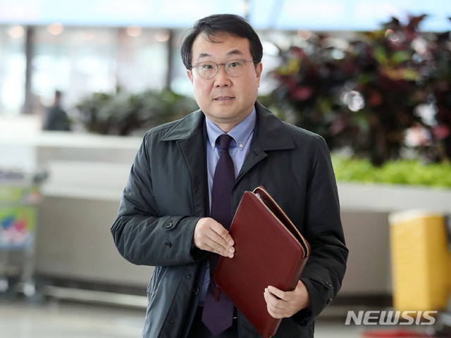 【인천공항=뉴시스】박미소 기자 = 이도훈 외교부 한반도평화교섭본부장이 '2019 모스크바 비확산회의'에 참석하기 위해 7일 오전 인천국제공항을 통해 러시아 모스크바로 출국하고 있다.2019.11.07.&nbsp; misocamera@newsis.com