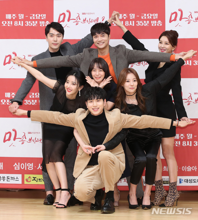 【서울=뉴시스】조수정 기자 = 7일 오전 서울 목동 SBS에서 열린 아침연속극 '맛 좀 보실래요?' 제작발표회에서 연출과 배우들이 포즈를 취하고 있다. 맨 윗줄 왼쪽부터 배우 최우석, 서도영, 이슬아, 가운데줄 왼쪽부터 한가림, 심이영, 안예인, 맨 아래는 송인국. '맛 좀 보실래요'는 12일 오전 8시 35분 첫 방송을 시작으로 매주 월~금 방송한다. 2019.11.07. chocrystal@newsis.com