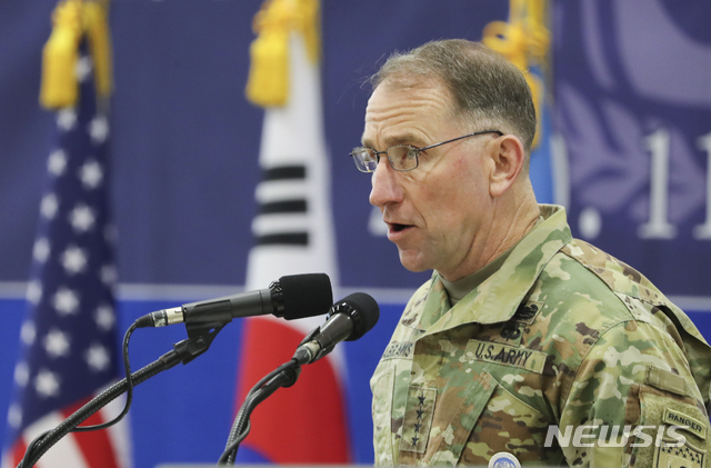 【서울=뉴시스】최진석 기자 = 로버트 에이브럼스 한미연합사령관 겸 유엔군 사령관이 7일 오전 서울 용산구 한·미연합사 콜리어필드 체육관에서 열린 '한·미연합군사령부 창설 41주년 기념행사'에 참석해 기념사를 하고 있다. 2019.11.07.myjs@newsis.com