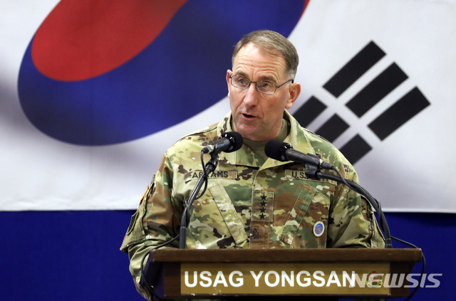 【서울=뉴시스】최진석 기자 = 로버트 에이브럼스 한미연합사령관 겸 유엔군 사령관이 7일 오전 서울 용산구 한·미연합사 콜리어필드 체육관에서 열린 '한·미연합군사령부 창설 41주년 기념행사'에 참석해 기념사를 하고 있다. 2019.11.07.&nbsp; myjs@newsis.com