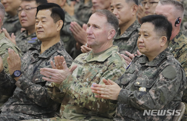 【서울=뉴시스】최진석 기자 = 박한기(오른쪽 부터) 합참의장과 로버트 에이브럼스 한미연합사령관 겸 유엔군 사령관, 최병혁 연합사 부사령관이 7일 오전 서울 용산구 한·미연합사 콜리어필드 체육관에서 열린 '한·미연합군사령부 창설 41주년 기념행사'에 참석해 박수치고 있다. 2019.11.07.myjs@newsis.com