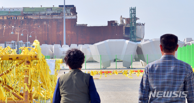 [목포=뉴시스]변재훈 기자 = 검찰이 세월호 참사 재수사에 나서는 가운데 지난 7일 세월호 선체가 거치된 전남 목포시 목포신항만에 추모객들의 발길이 이어지고 있다. 2019.11.07. wisdom21@newsis.com