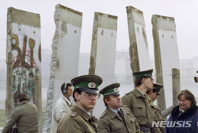 【베를린=AP/뉴시스】 1989년 11월13일 동독의 군인들이 무너진 베를린 장벽 앞을 지키고 있다. 2019.11.8.